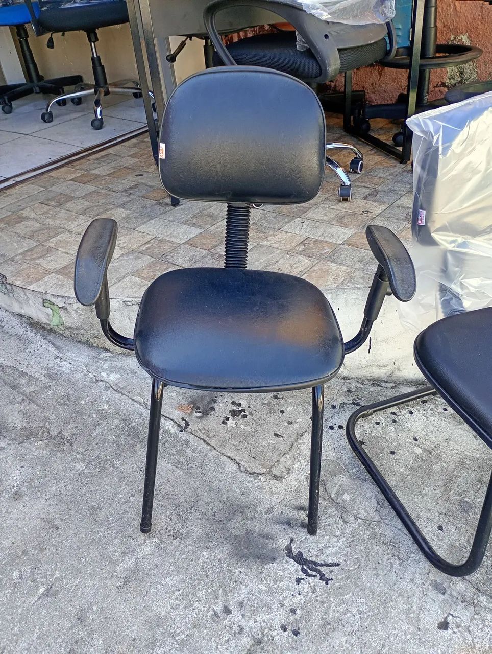 Cadeira fixa com braço 