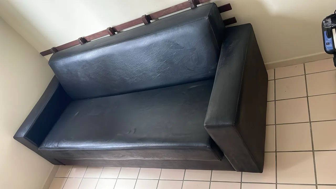 Sofá preto dois lugares, couro sintético 