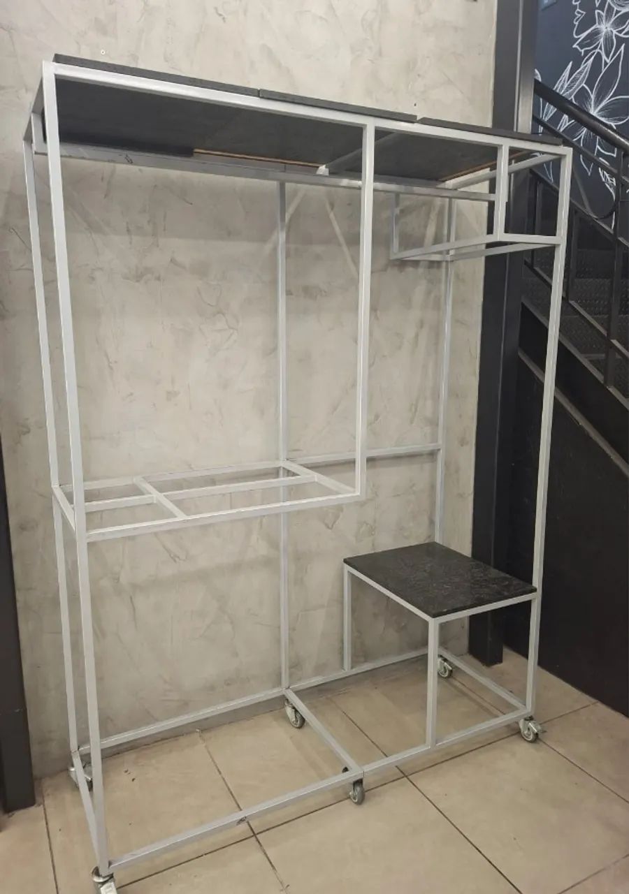 Arara de Roupa com Prateleira