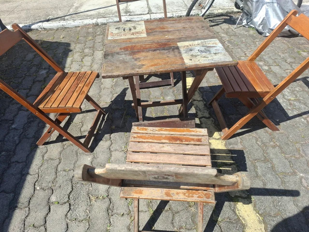Jogo de Mesa e Cadeiras de Madeira excelente  - Foto 3