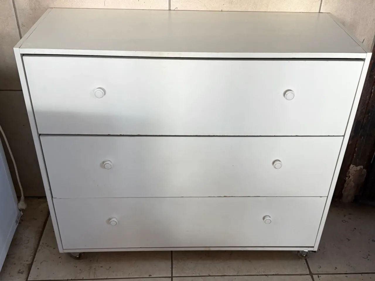 Cômoda com 3 gavetão de mdf usada barata conservada 