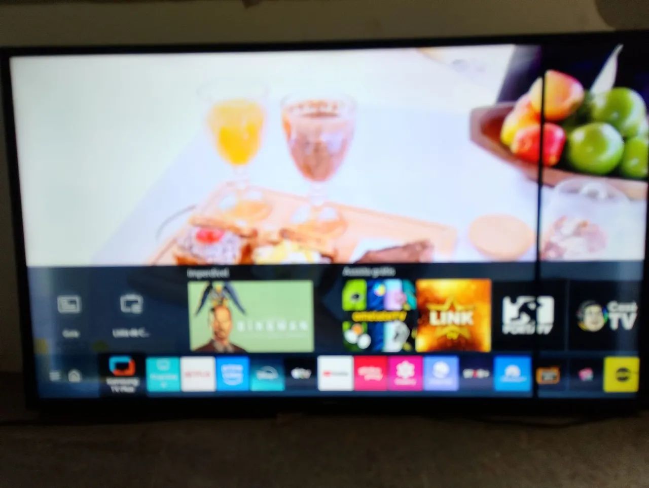 Vendo tv Samsung 43 polegadas smart vários aplicativos com uma lista 