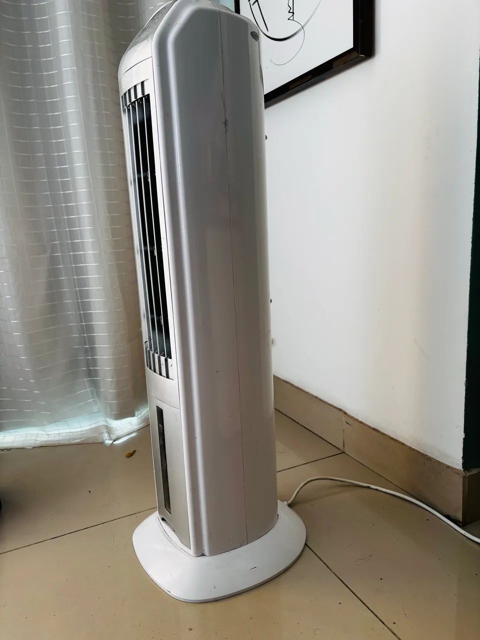 Ventilador vertical em perfeito estado