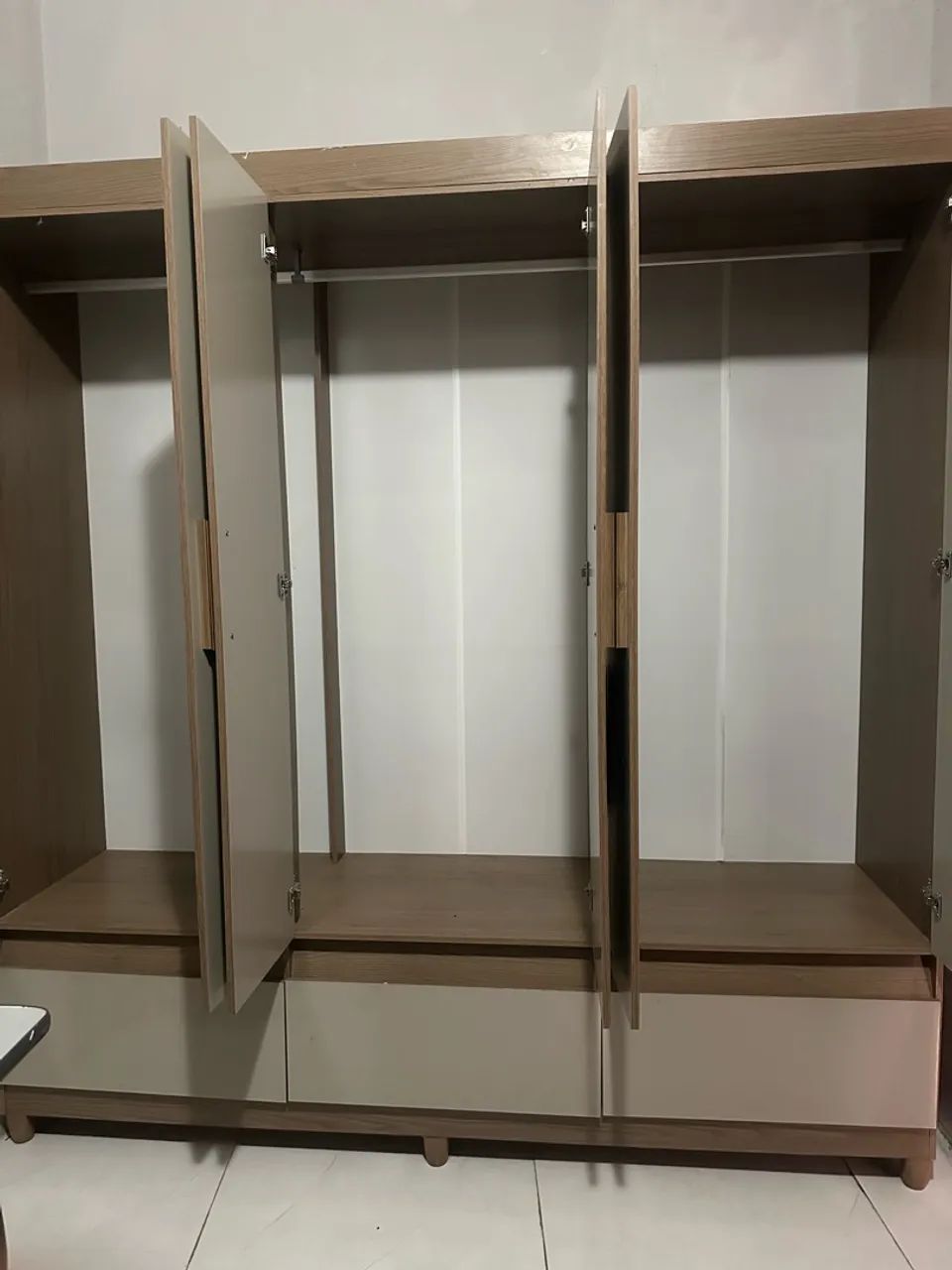 Estou vendendo um guarda-roupa