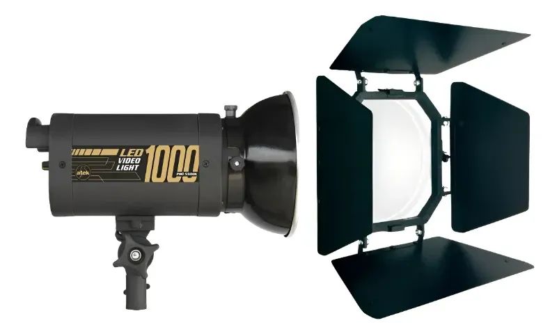 Kit 01 Iluminador Video Led 1000 Atek 127/220v Preto Branco-frio e 01 Refletor Bandeira  - Foto 3