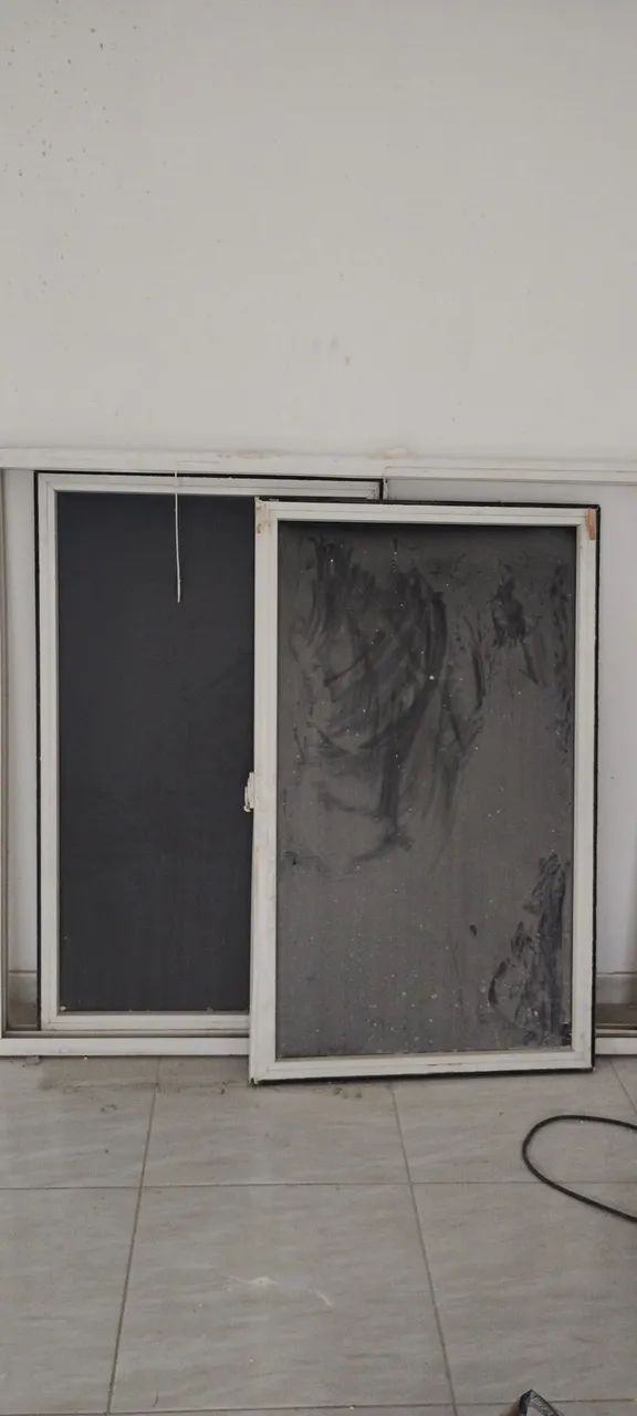 Janela de vidro  Grátis telhas de amianto 