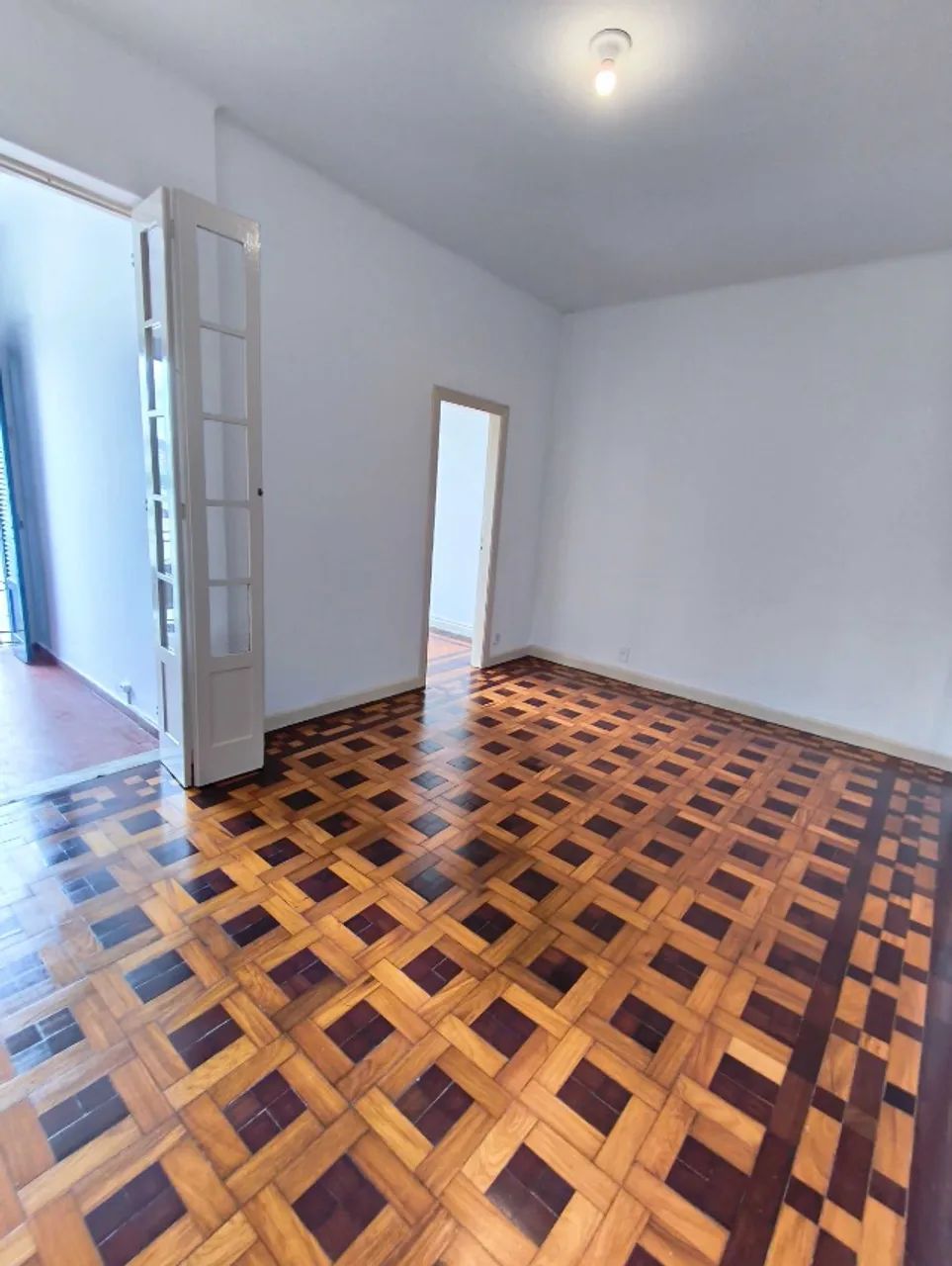 Raridade Apto na Urca, 2 quartos + dependência completa - Foto 2