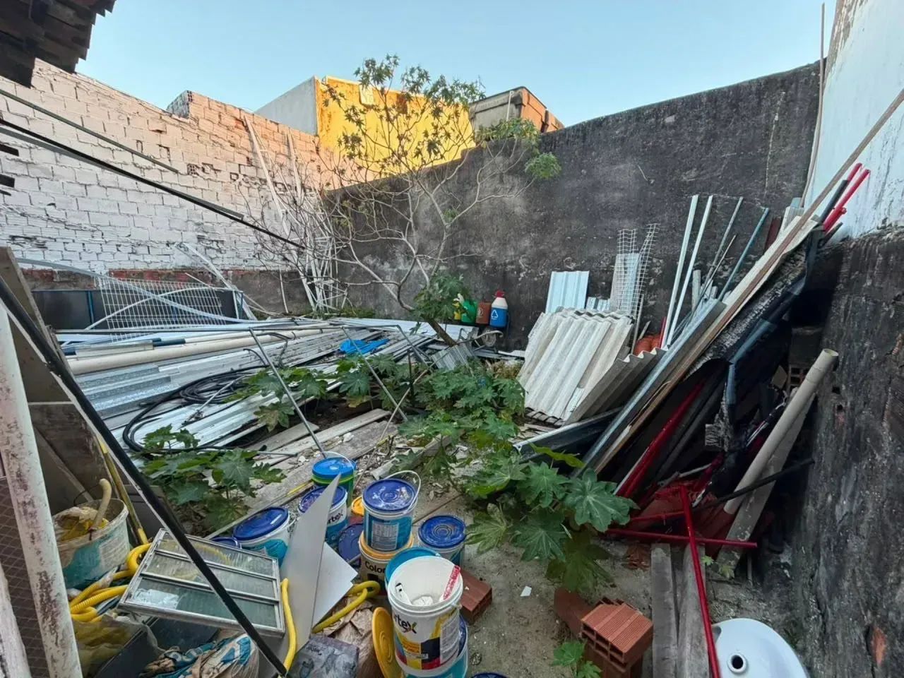 FAROLANDIA CASA EM RUA PUBLICA VENDIDA COMO  TERRENO - Foto 5