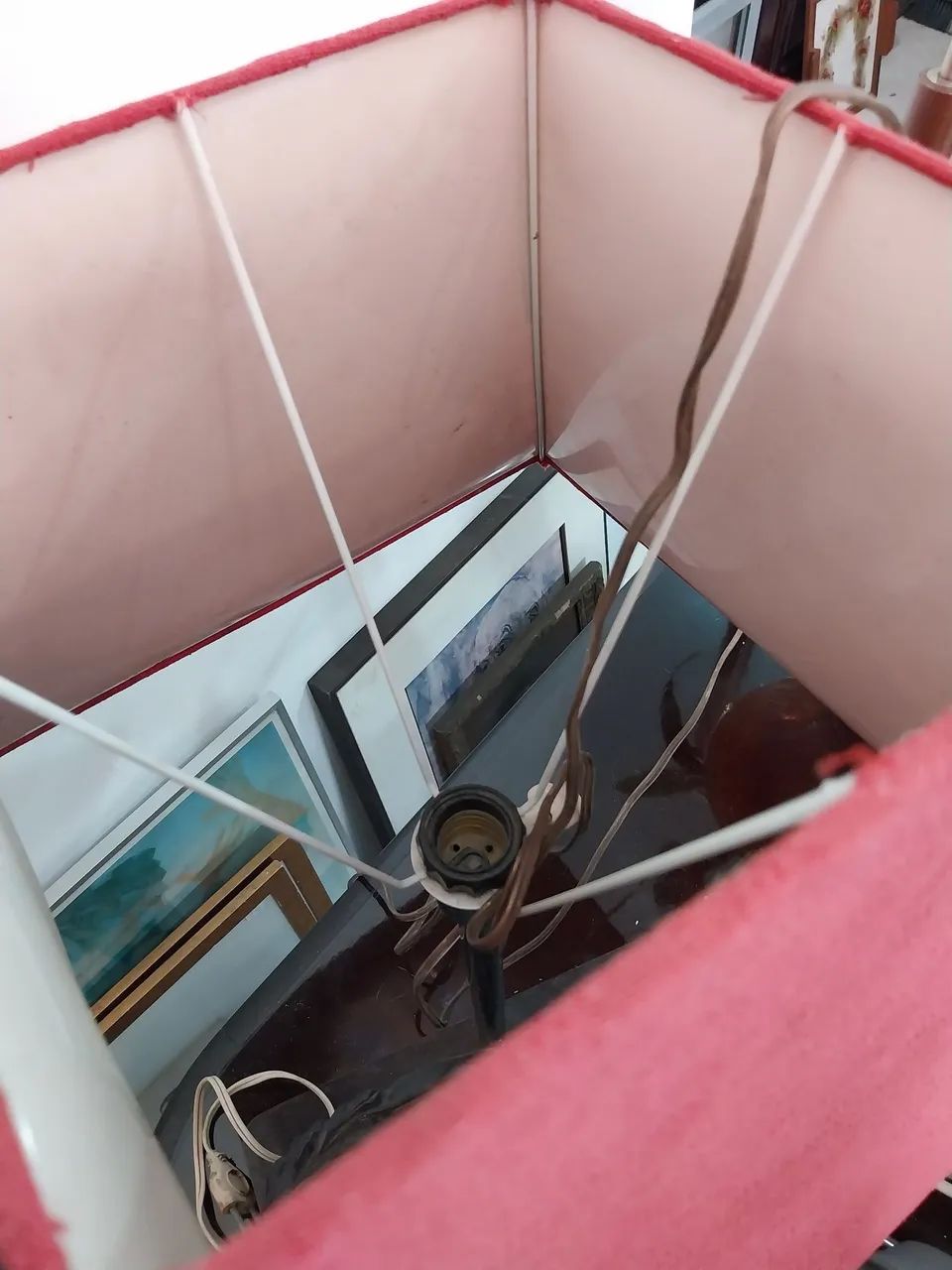 Abajur com cúpula de tecido com base e forma de leão de madeira - Foto 2