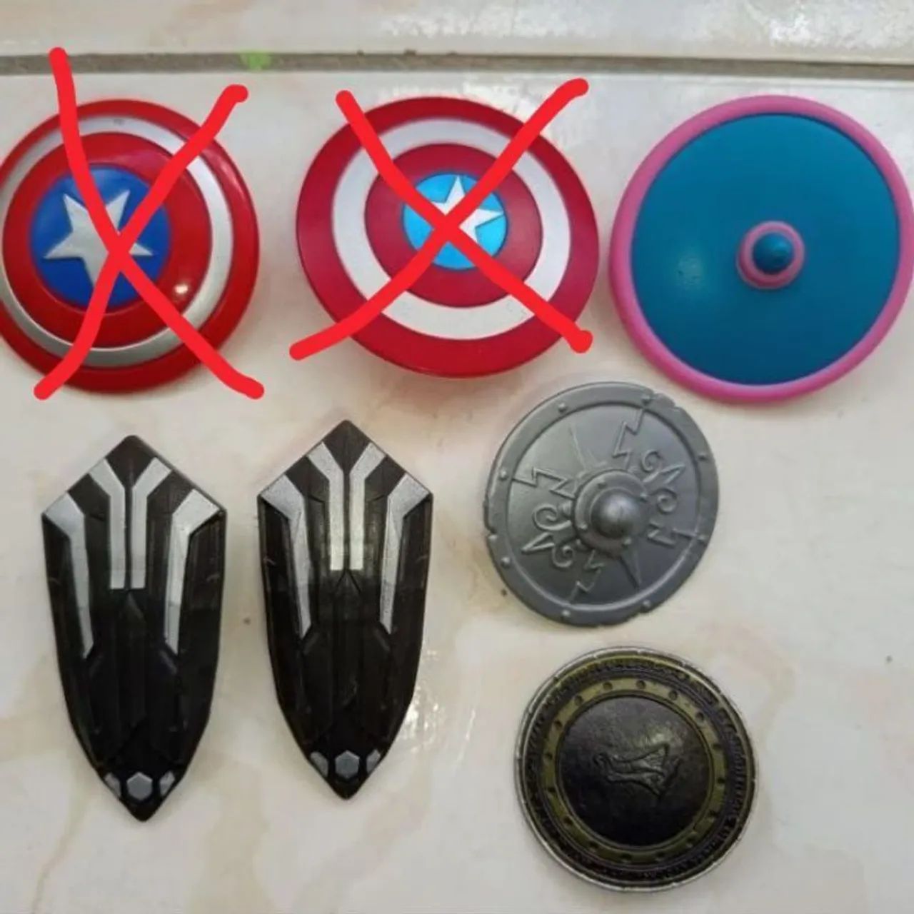 Lote de escudos Marvel legends e dc