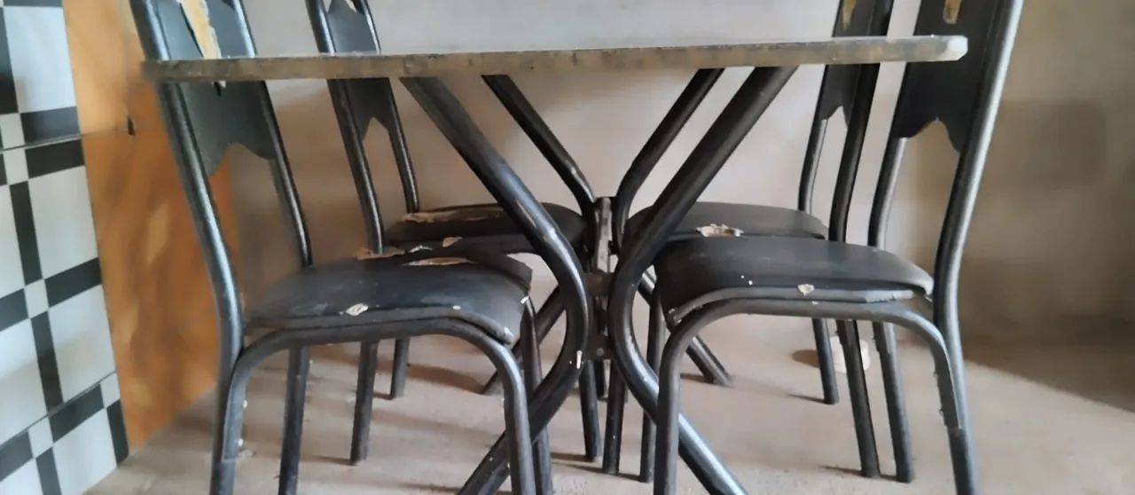 Mesa de mármore com 4 cadeiras  - Foto 3