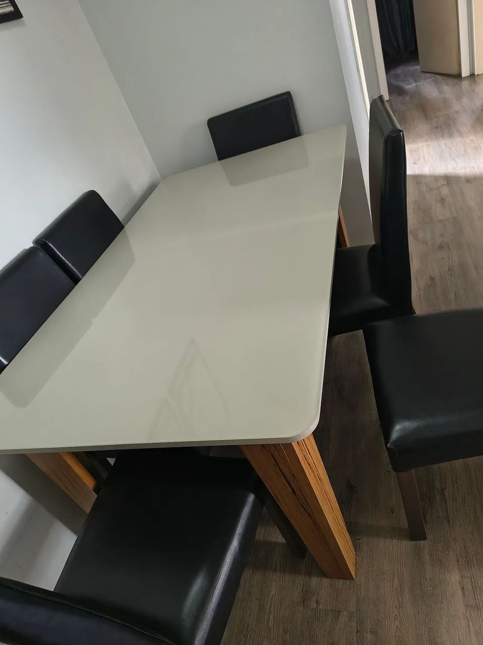 MESA DE MADEIRA COM TAMPO DE VIDRO