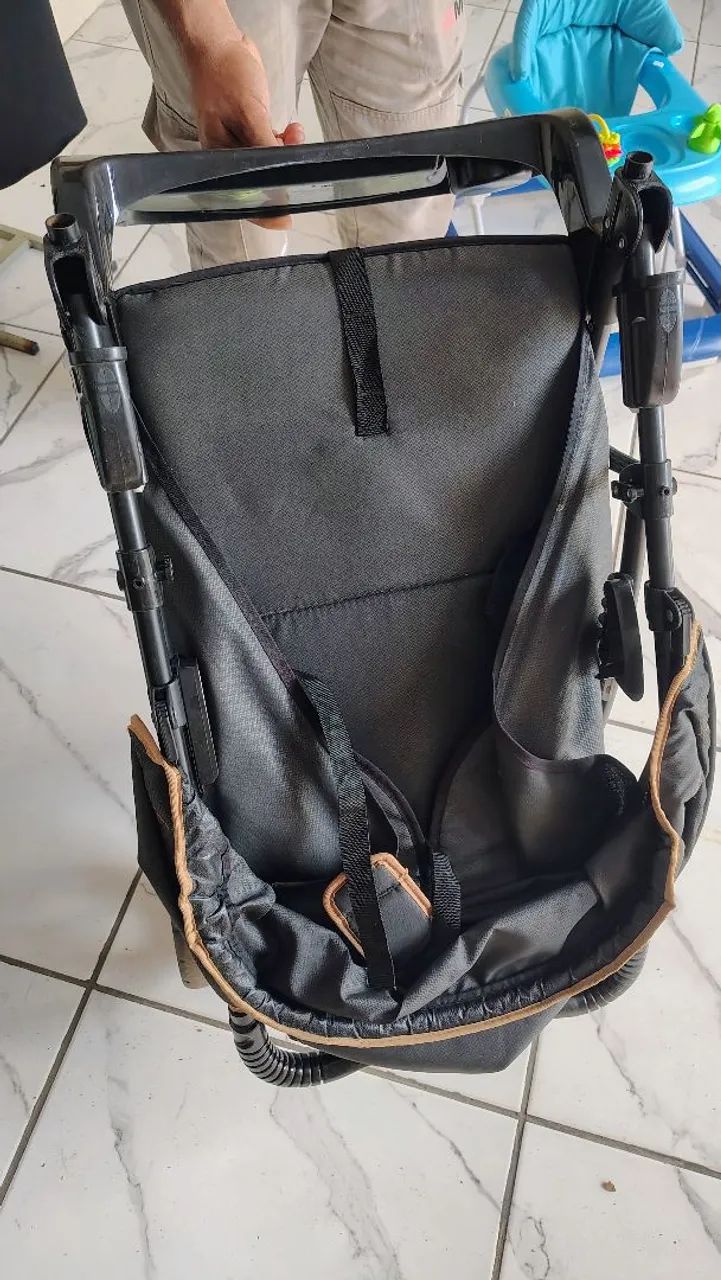 Carrinho de bebê preto  - Foto 5