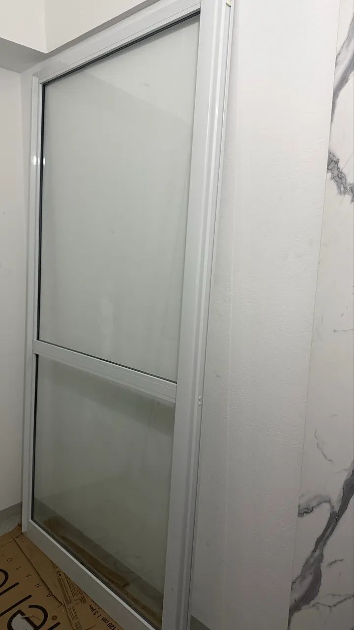 Uma porta de vidro de sacada  - Foto 2