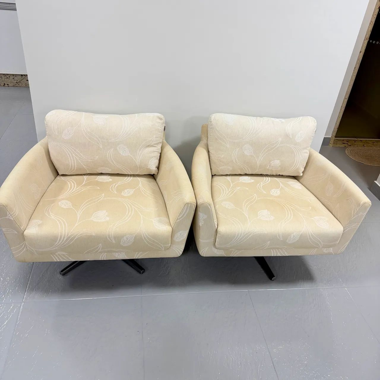 POLTRONAS GIRATÓRIAS MARCA ESTOFADOS JARDIM