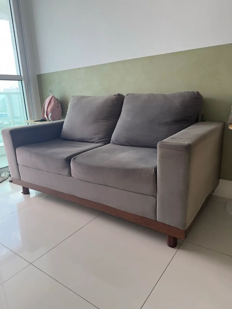 Sofá cinza dois lugares 