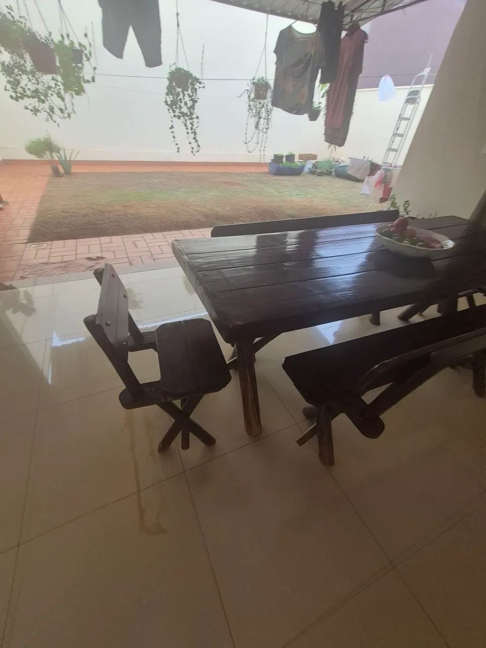 Mesa 2 cadeiras e 2 bancos. - Foto 4