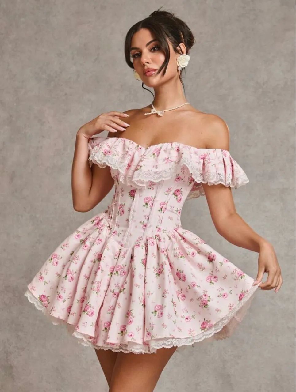 VESTIDO EM RENDA E BABADO FLORAL - Foto 2