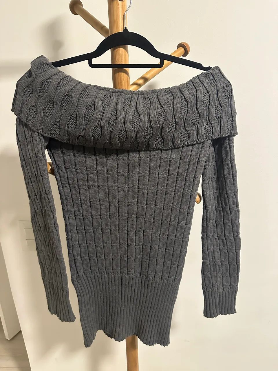 blusa ombro a ombro cinza