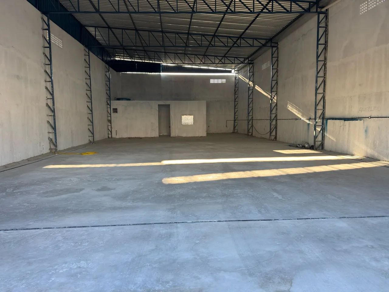 Alugo galpão amplo próximo à Avenida João Wallig - Foto 5