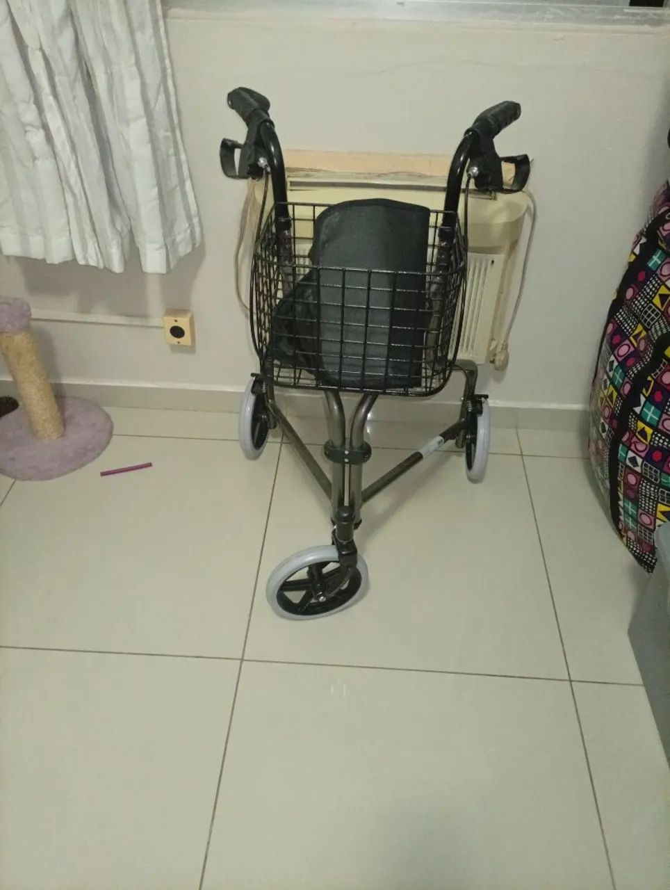 Andador com.rodinhaa e trava