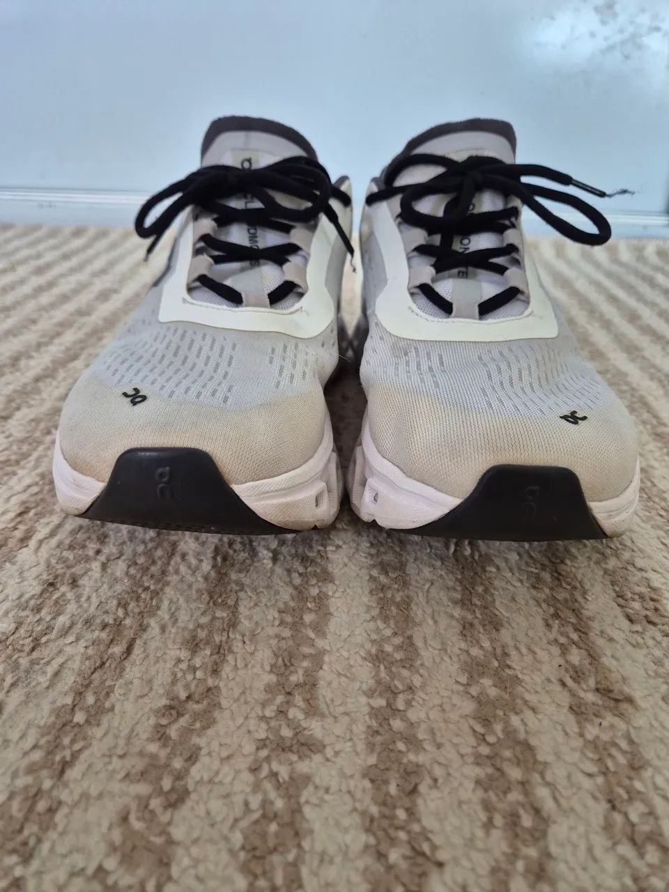 Tenis on cloudmonster 2 semi novo 41 - Foto 4