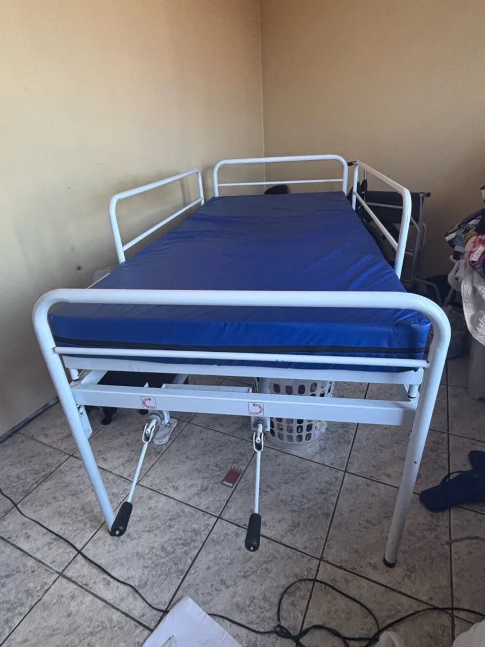 Vendo cama hospitalar semi nova. Valor 1.750 - Foto 4