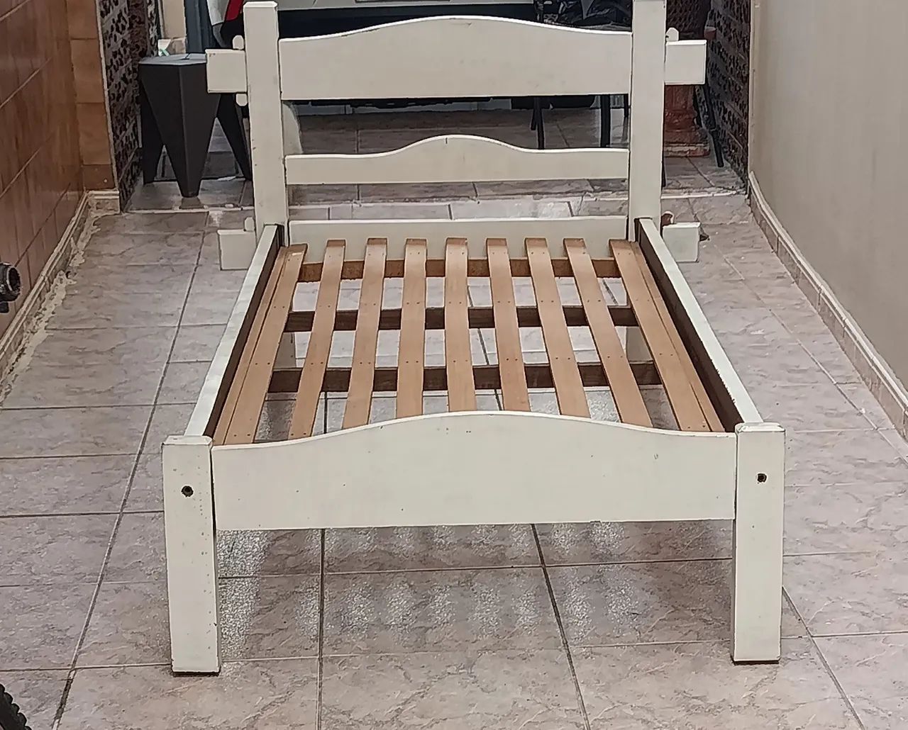 Cama de solteiro maciça 