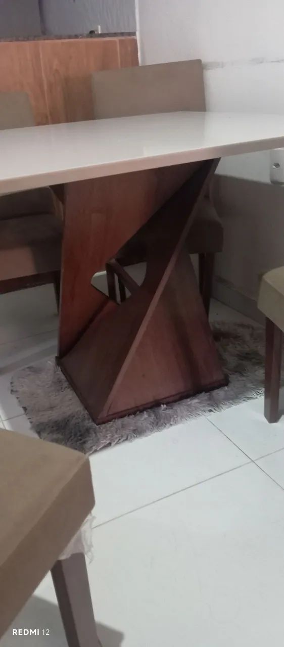 Vende-se mesa de jantar com 4 cadeiras , 