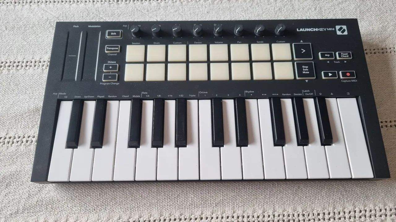 Teclado Controlador MIDI Novation Launchkey Mini MK3 - 25 teclas