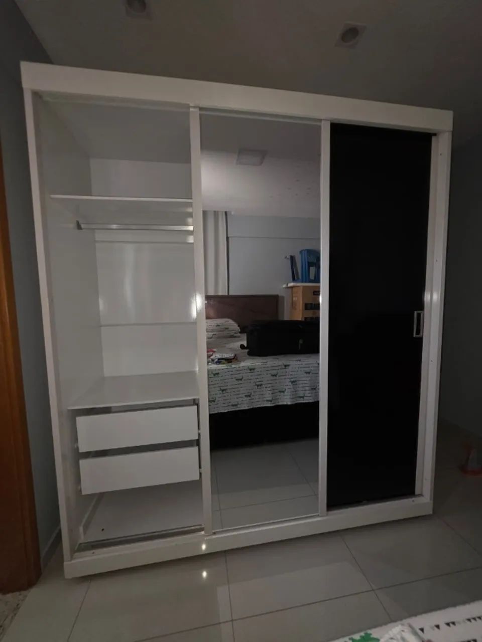 Guarda-roupa com espelho três portas - Foto 4
