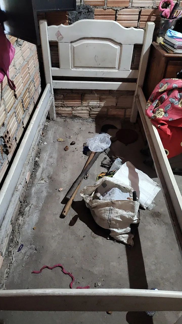 Vendo cama de madeira com Colchão - Foto 5