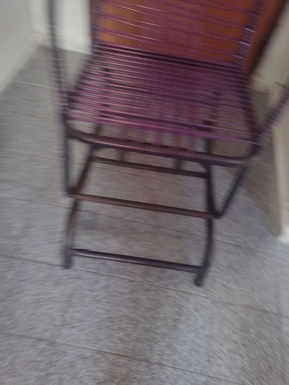 Cadeira de balanço retrô Em Excelente estado para vender urgente  - Foto 5