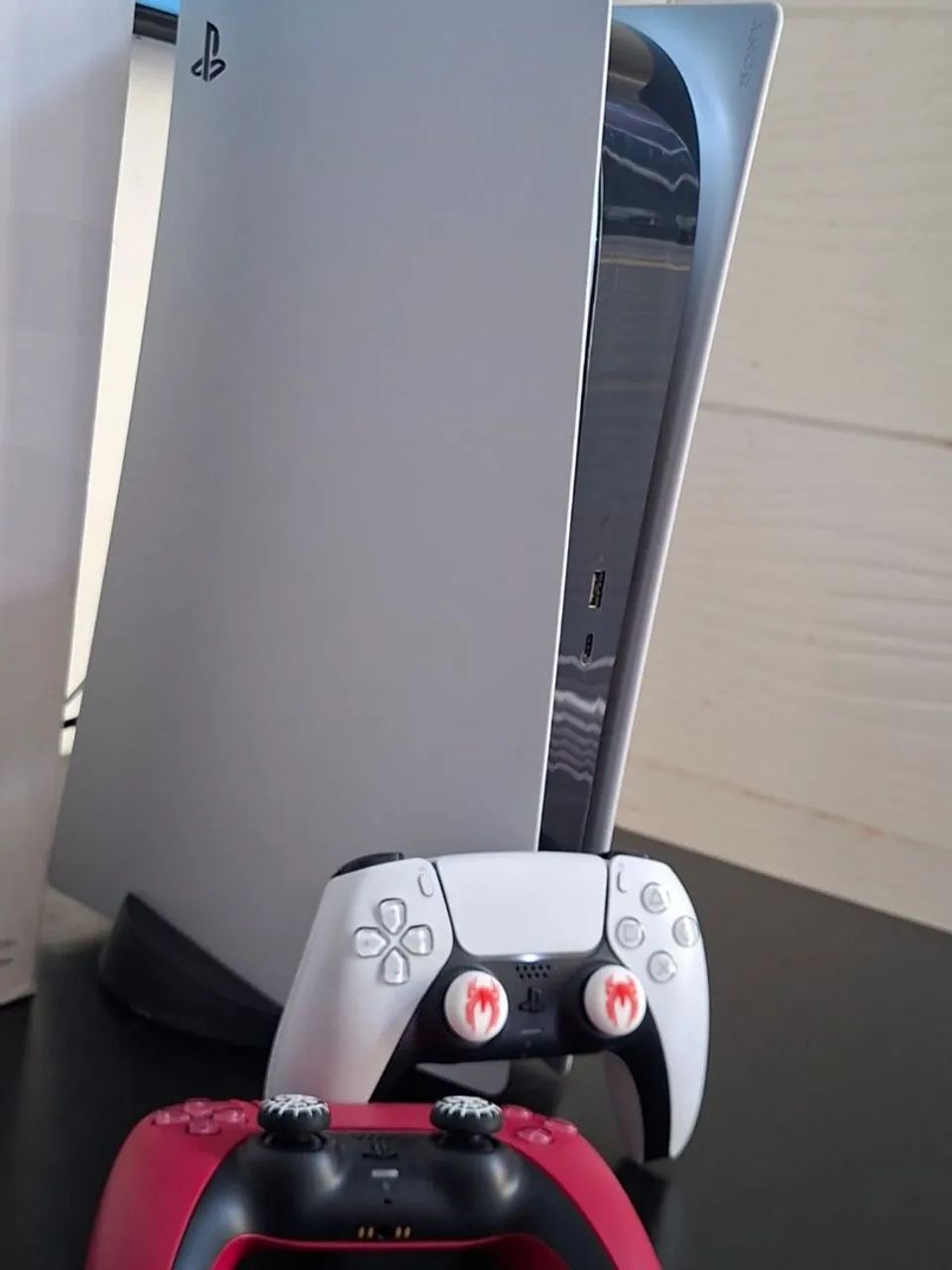 PS5 1TB com 2 controles e leitor de mídia física. - Foto 2
