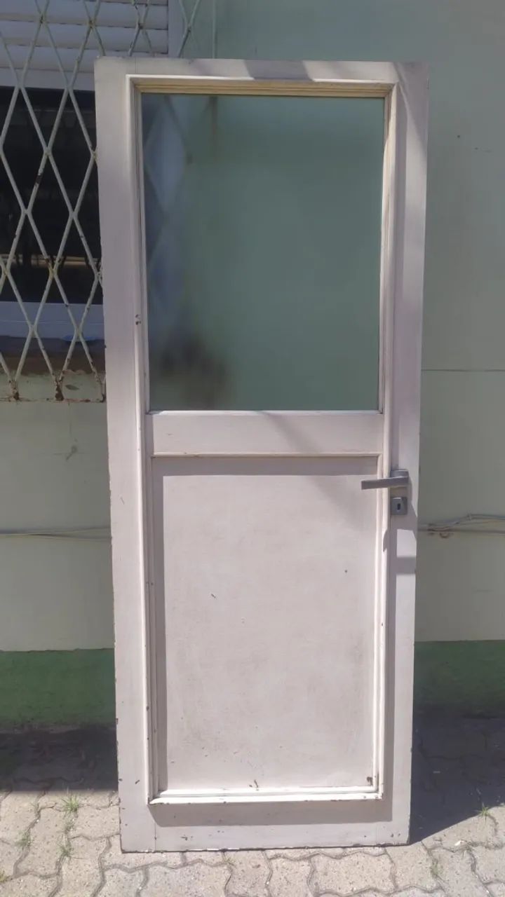 Porta de madeira em bom estado