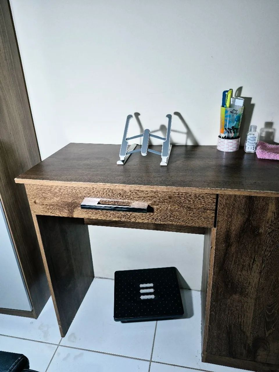 Vendo escrivaninha marrom usada - Foto 3