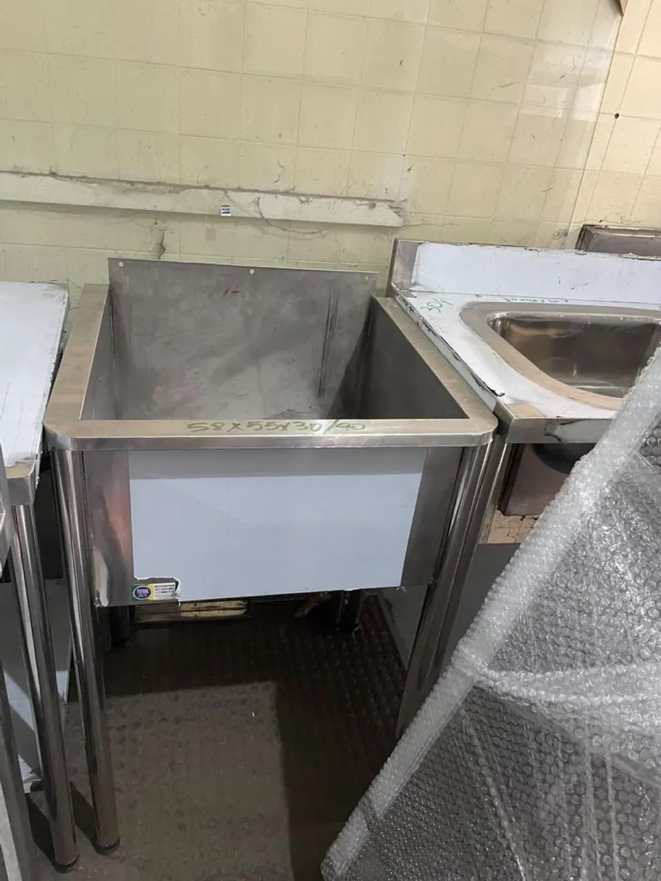 Tanque em inox com pés 