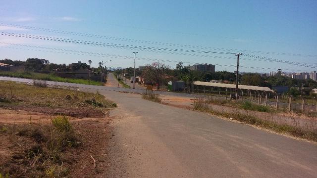 Lote de esquina na Avenida A com vista para a rodovia no asfalto - Foto 3