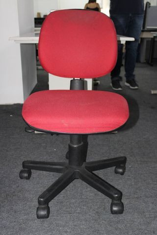Cadeira de Escritório Eroflex em Tecido/Plástico Vermelho c/ rodinhas - Foto 4