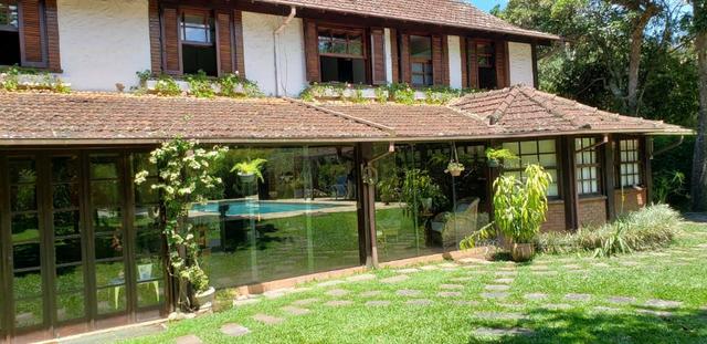 Excelente Casa c/5 suítes no Carangola