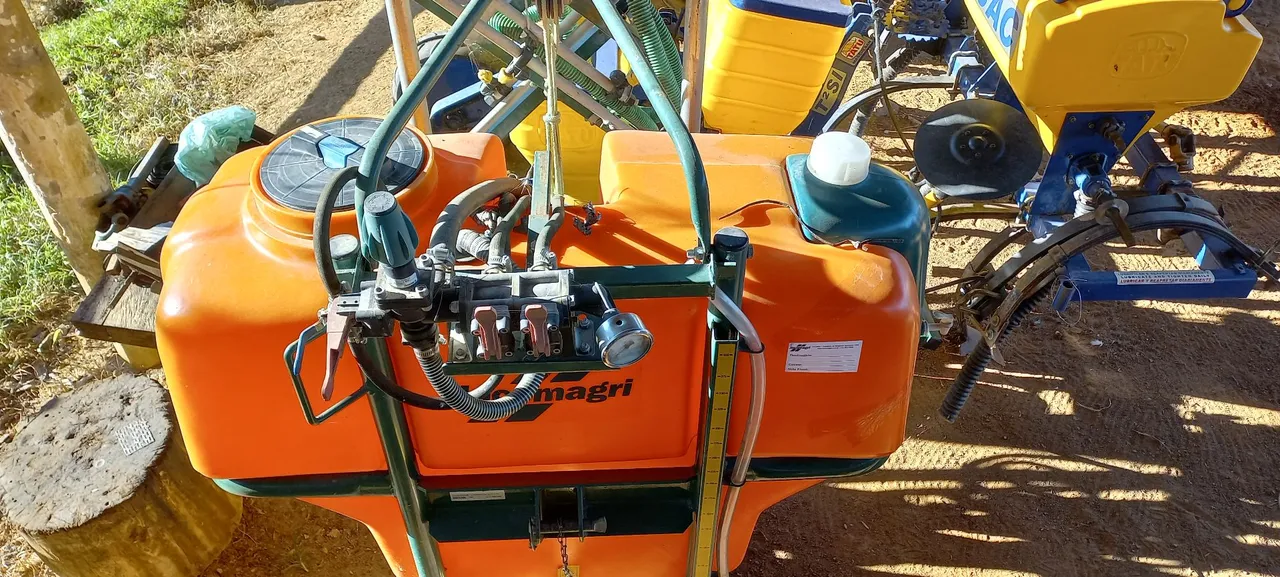Vende-se pulverizador 400 litros.