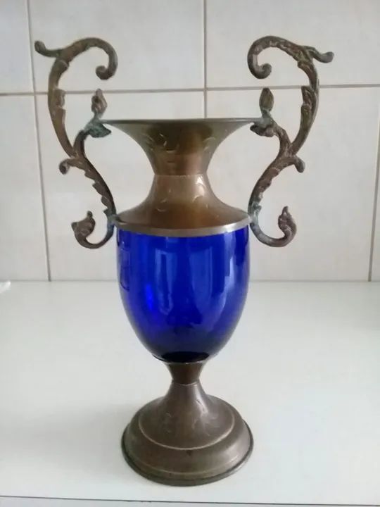 Ânfora de bronze e vidro.
