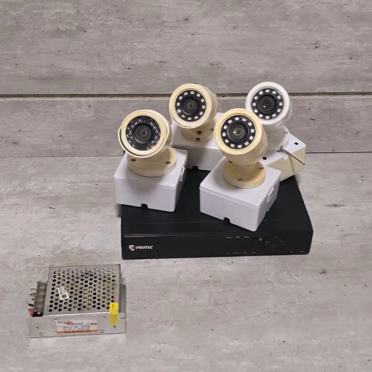 Kit de Câmeras de Segurança 4 Canais + DVR + cabeamento 