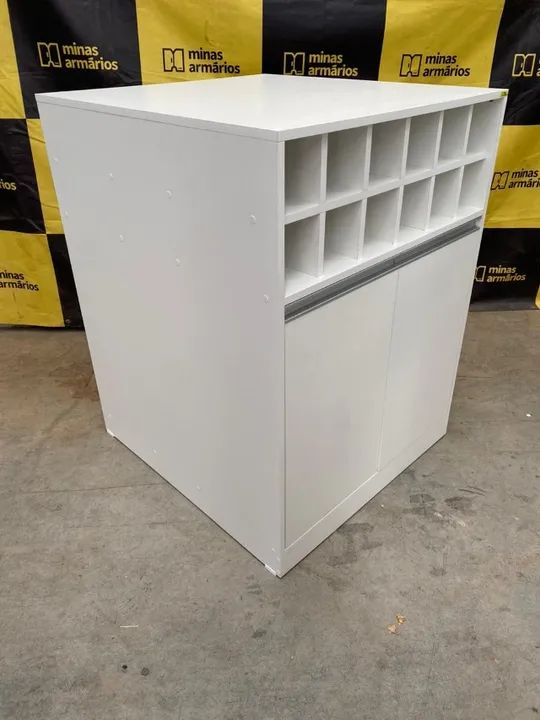 Balcão expositor com gaveta expositora e rodizio com portas de correr - 100x85x50