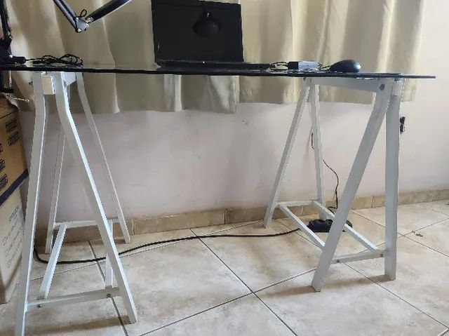 Mesa escrivaninha com tampo de vidro e cavaletes em alumínio branco - Foto 2