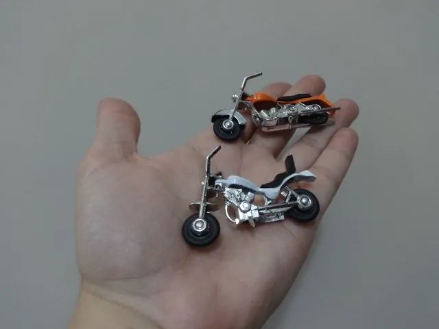 Lote com 2 motos em miniatura - Foto 5