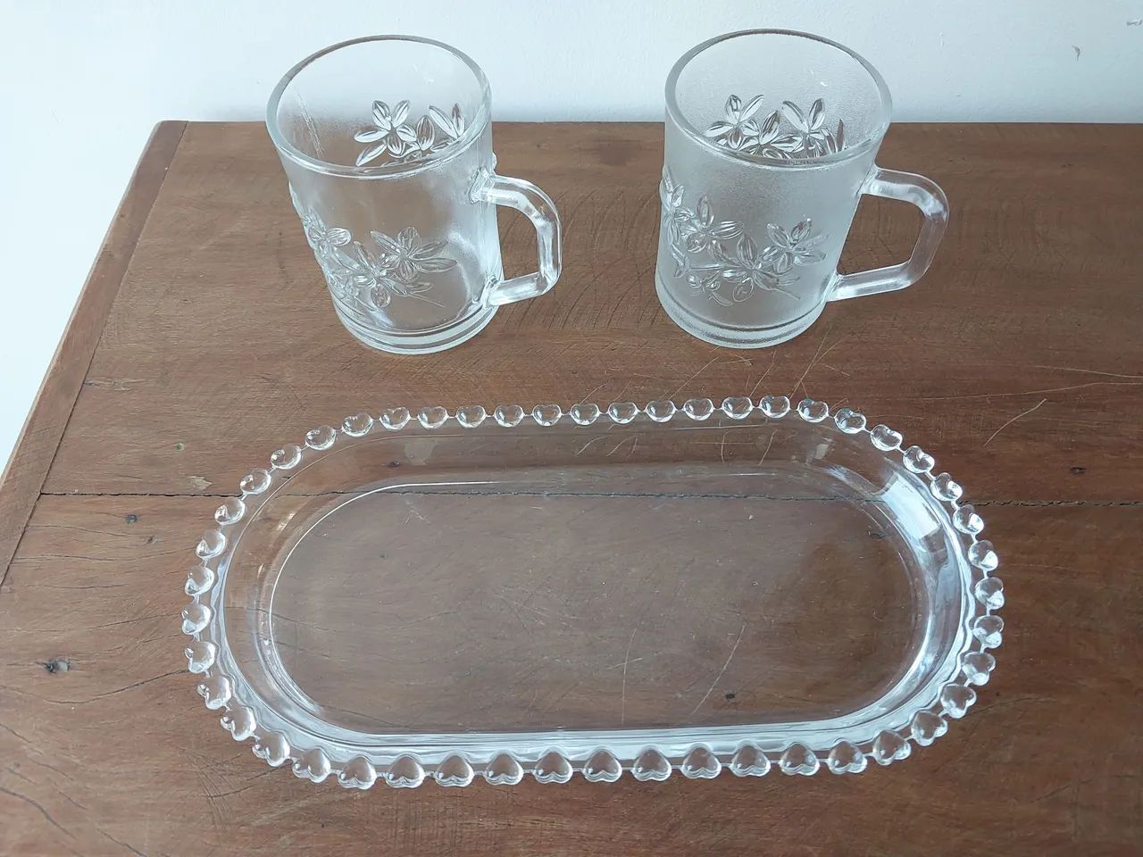 BANDEJA CORACAO EM VIDRO COM DUAS CANECAS EM VIDRO ÂMBAR  - Foto 4