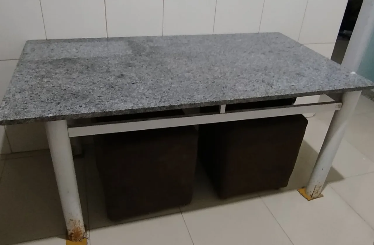 Mesa de Granito com Banquinhos Embutidos
