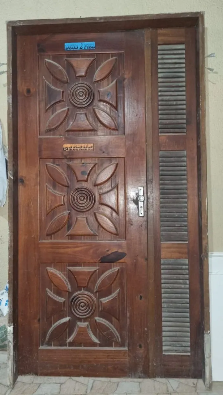 Porta de Madeira Rústica Entalhada