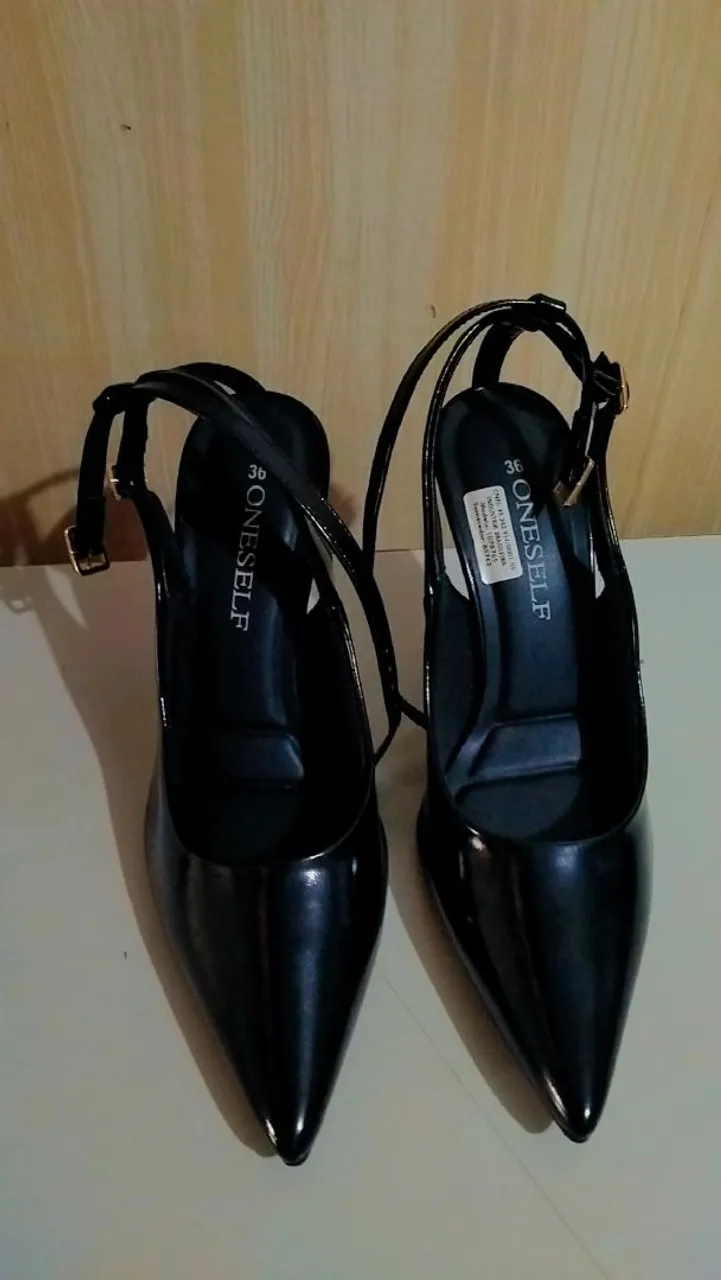 Salto Alto Preto - Elegância e Estilo